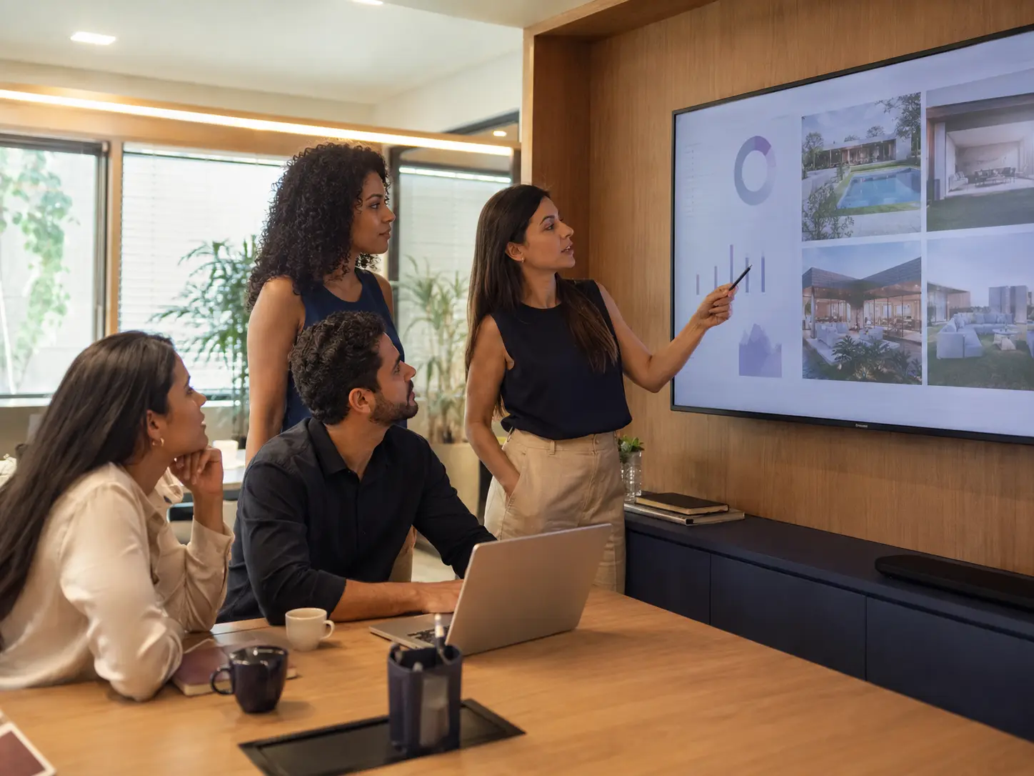 Equipe de marketing e performance analisando campanhas imobiliárias
